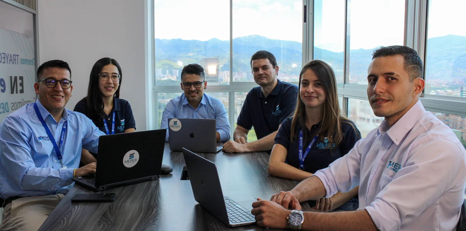 Equipo de MEPER en reunión de trabajo con portátiles
